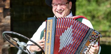 Schon bald können Sie Ihre steirische Harmonika in Händen halten.